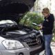 Kfz-Gutachterin Rudaina Amawi begutachtet den Motor eines Mercedes.