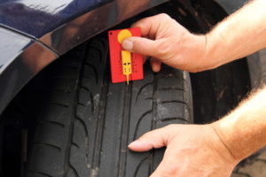 Messen Sie in regelmäßigen Abständen die Profiltiefe ihrer Reifen um Verschleiß frühzeitig zu erkennen