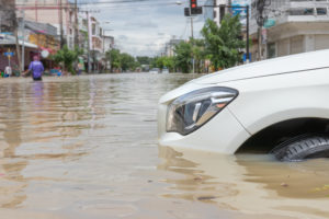 Große Wassermassen können viele Schäden am Auto verursachen.