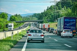Bußgeld von mindestens 200 Euro für diejenigen, die keine Rettungsgasse bilden.