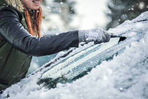 Vor Fahrtbeginn beim Autofahren im Winter ist es wichtig, die Windschutzscheibe von Schnee zu befreien.