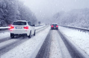 Bei Schnee auf der Fahrbahn sollten Sie genügend Abstand halten und vorsichtig bremsen.