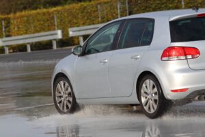 Die Witterungsverhältnisse haben Einfluss auf den Bremsweg eines Fahrzeuges.