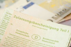 Für die Beantragung des neuen Fahrzeugscheins benötigen Sie notwendigen Dokumente.