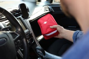 Sie brauchen einen Verbandskasten im Auto.