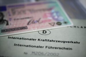 In EU-Staaten, in der Schweiz, Liechtenstein, Island, Norwegen und der Türkei reicht der deutsche Führerschein.