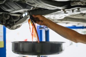 Wenn das Öl nicht gewechselt wird kann der Ölfilm reißen, was zu direkter Reibung zwischen Metallteilen führt.