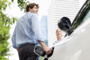 Die Nutzung eines Elektroautos bringt einige Vorteile mit sich.