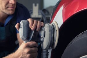 Die Ausbesserung eines Lackschadens stellt nicht nur die Ästhetik wieder her, sondern ist auch für den Werterhalt und die Schutzfunktion des Autos essenziell.