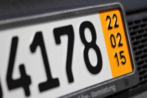 Für ein Überführungskennzeichnen können aufgrund der jeweiligen Art und der Gültigkeitsdauer Kosten anfallen.