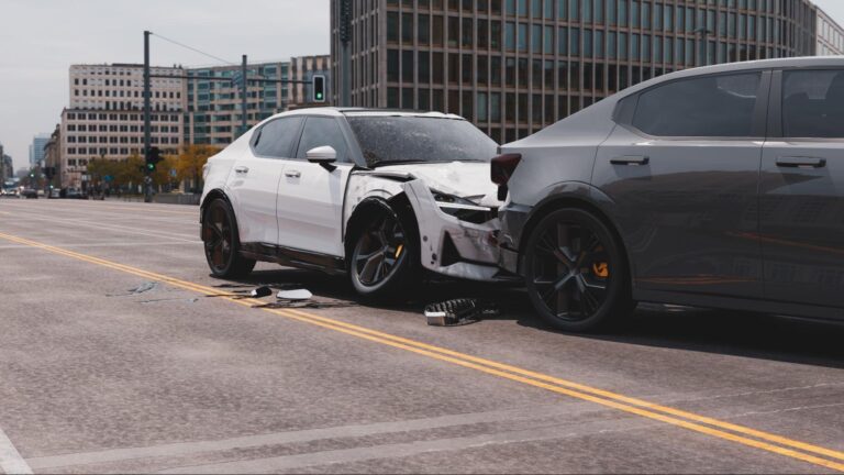 Beschädigte Elektroautos nach einem Unfall