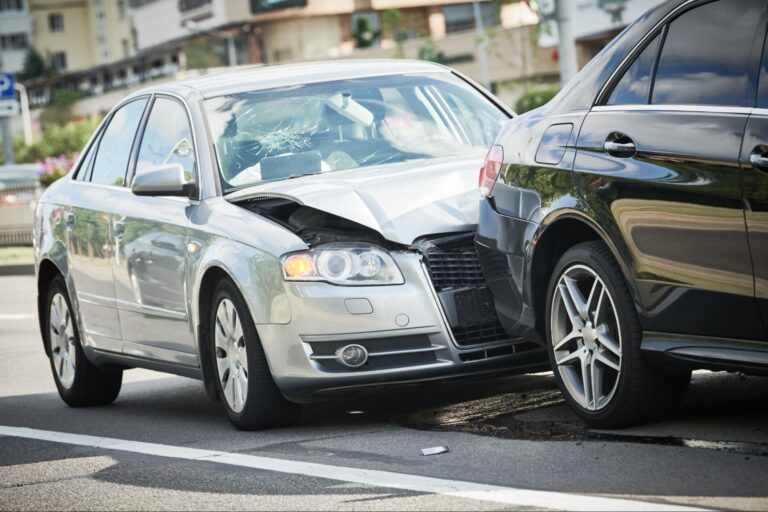 Beschädigte Elektroautos nach einem Unfall