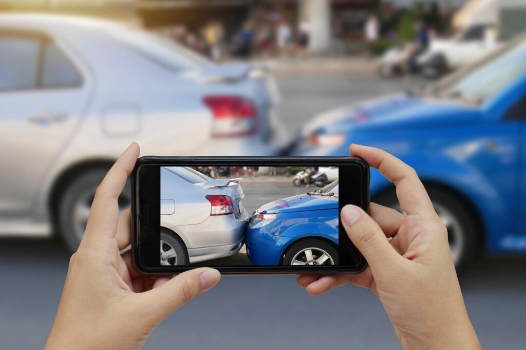Sachverständiger fotografiert einen Streifschaden an der Fahrzeugtür für die Schadendokumentation