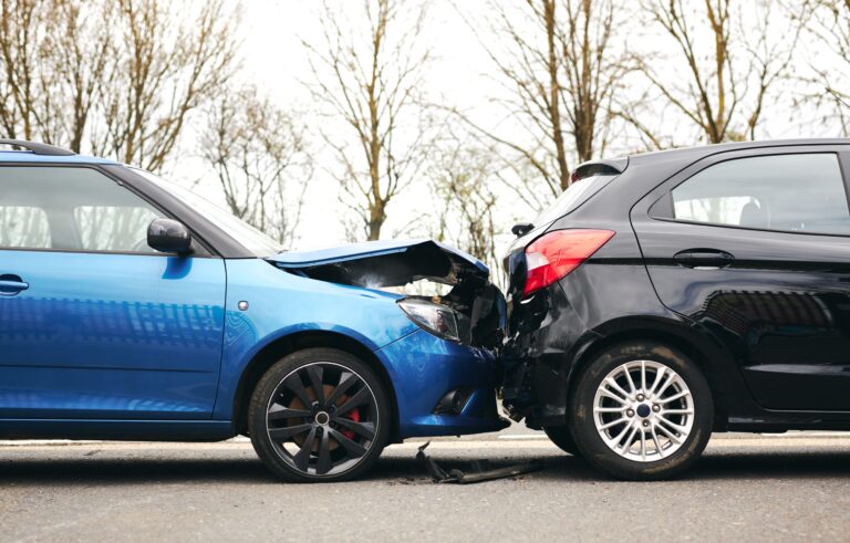 Zwei Autos nach Kollisionsschaden