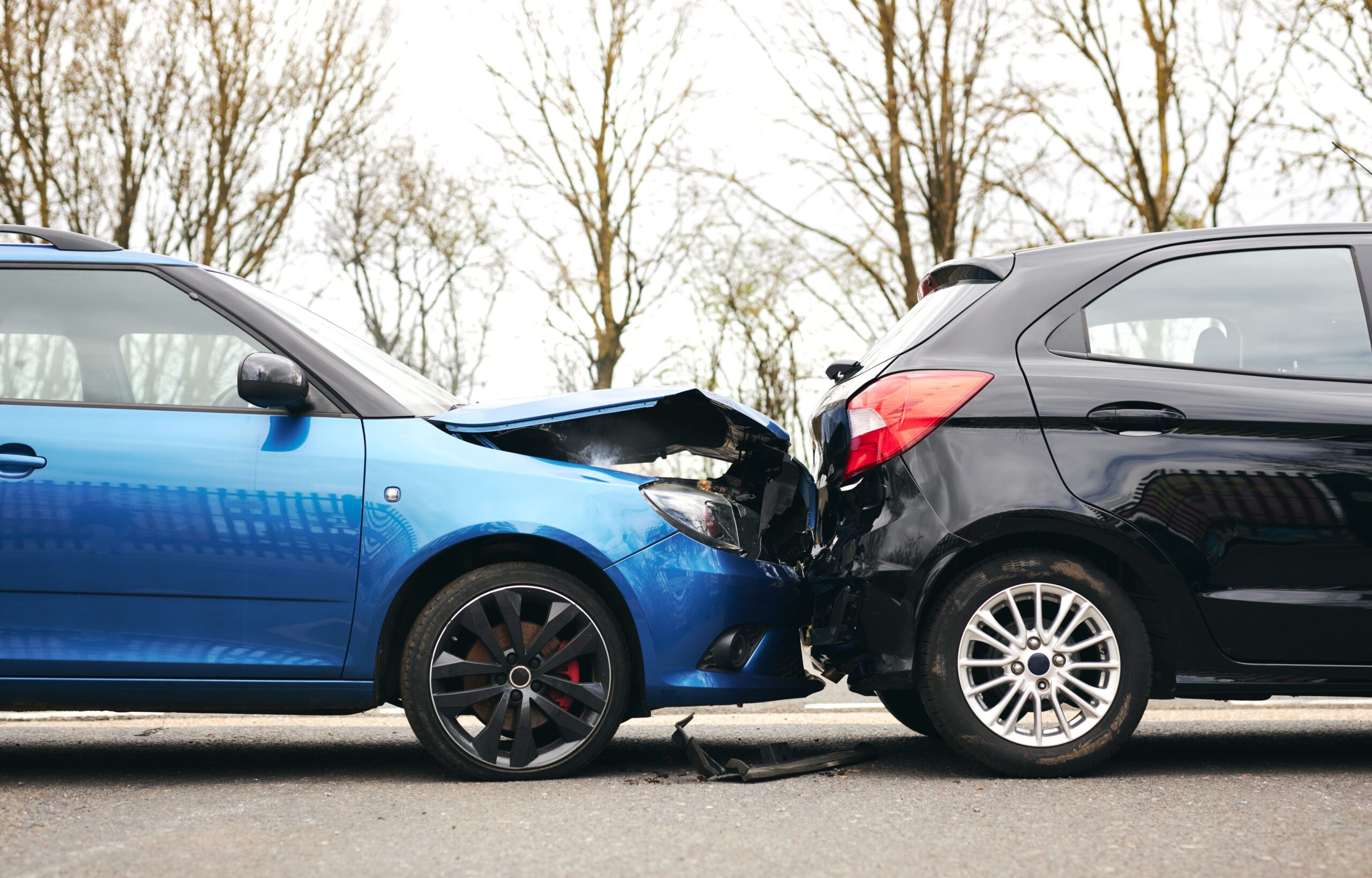 Zwei Autos nach Kollisionsschaden